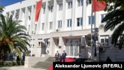 Zdravko Krivokapić, Aleksa Bečić i Dritan Abazović ispred zgrade Skupštine Crne Gore u Podgorici, 8. oktobar