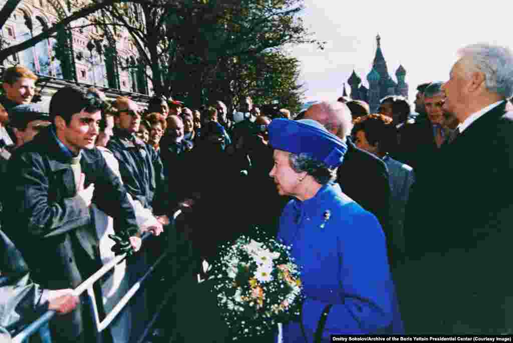 Королева Великобритании Елизавета II беседует с россиянином во время прогулки с Ельциным на Красной площади в Москве в октябре 1994 года