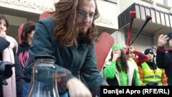 Студенти кои ги блокираа своите факултети протестираа пред зградата на Српската информативна агенција (БИА) во Нови Сад.