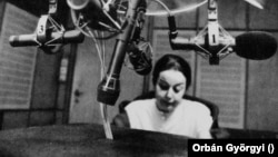 Orbán Györgyi, a Magyar Rádió tudósítója a rádió stúdiójában 1993-ban