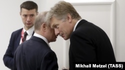 Dmitrij Peskov sa Vladimirom Putinom tokom samita G20, 28. juna 2019. 
