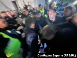 Кадър от неуспешния опит на част от протестиращите да пробият полицейския кордон.