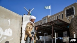 Вооруженный боец афганского Талибана в карауле, г. Спин Болдак в провинции Кандагар. 12 октября 2025 года