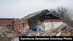 Разрушенная гимназия, на месте которой планируют строить подземную школу в селе Камышеваха Запорожской области