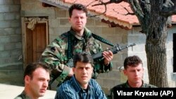 Hashim Thaci (középen) a koszovói albánok tárgyalócsoportjának vezetőjeként egy titkos helyen tartott sajtótájékoztatón Koszovóban 1999. március 13-án.