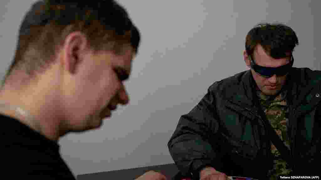 Dmitro Gorogyinszkij (jobbra) most azt tanulja, hogyan kell útvonalat tervezni a környékén. Elmondása szerint a sérülése utáni első hetekben eltévedt, és pánik tört rá. A frontról vakon hazatérők számára nagyon nehéz beilleszkedni a mindennapi életbe