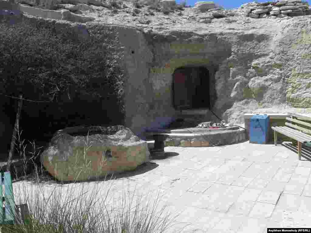 Место, где похоронены Шопан-ата и его дочь. По некоторым преданиям, Шопан-ата был последователем Ходжи Ахмета Яссауи.