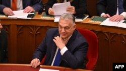 Premierul Ungariei, Viktor Orbán, participând la ședința parlamentului din 14 aprilie, la care aliații săi au adoptat amendamente constituționale pentru a limita și mai mult drepturile persoanelor LGBT+.