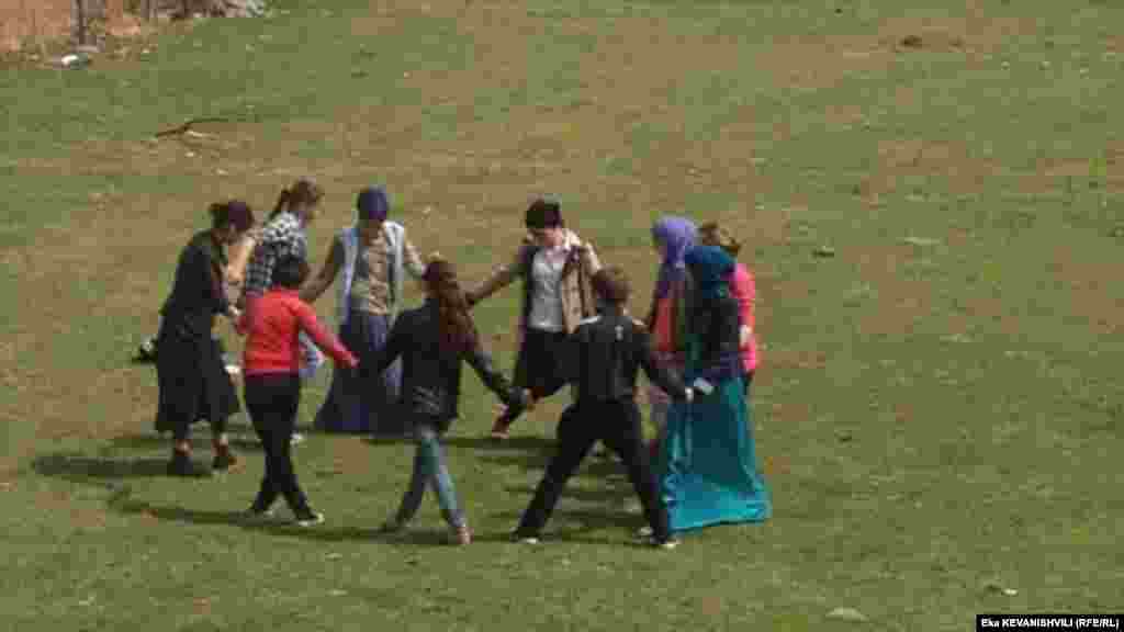 დუისში ბავშვები მინდორში თამაშობენ