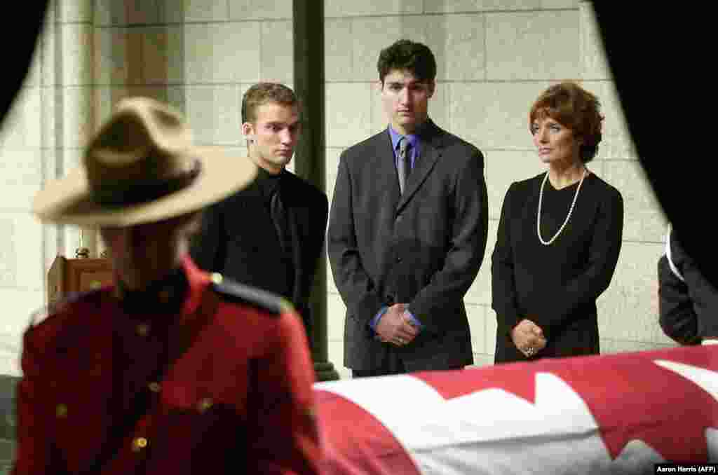 კანადის ამჟამინდელი პრემიერ-მინისტრი&nbsp;ჯასტინ ტრუდო (ცენტრში)&nbsp;მამის, ყოფილი პრემიერის, პიერ ტრუდოს დასაფლავების ცერემონიაზე. 2000 წელი.