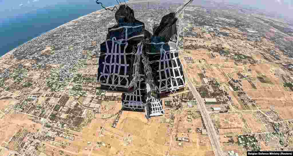 Belgijski vojni avion baca humanitarnu pomoć iznad Gaze, 3. avgusta.