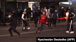 В Кыргызстане после парламентских выборов, прошедших 4 октября, возник политический кризис. Акции протеста с требованием аннулировать результаты голосования переросли в беспорядки. В Бишкеке развернулась борьба за власть между различными политическими силами.