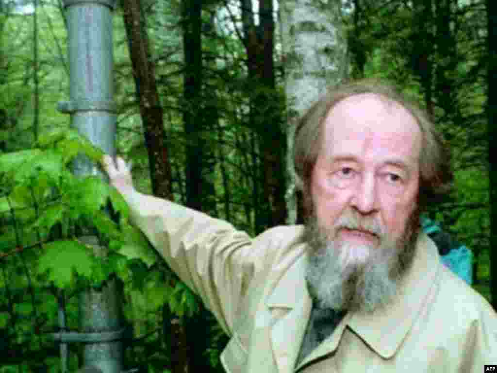 U.S. -- Aleksandr Solzhenitsyn in Cavendish, Vermont, 25May1994
