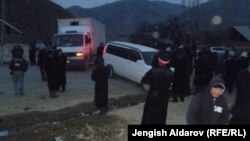 Жители села Катран Лейлекского района Баткенской области перекрыли дорогу в знак протеста против компании A.Z. International. 28 ноября 2012 года. 