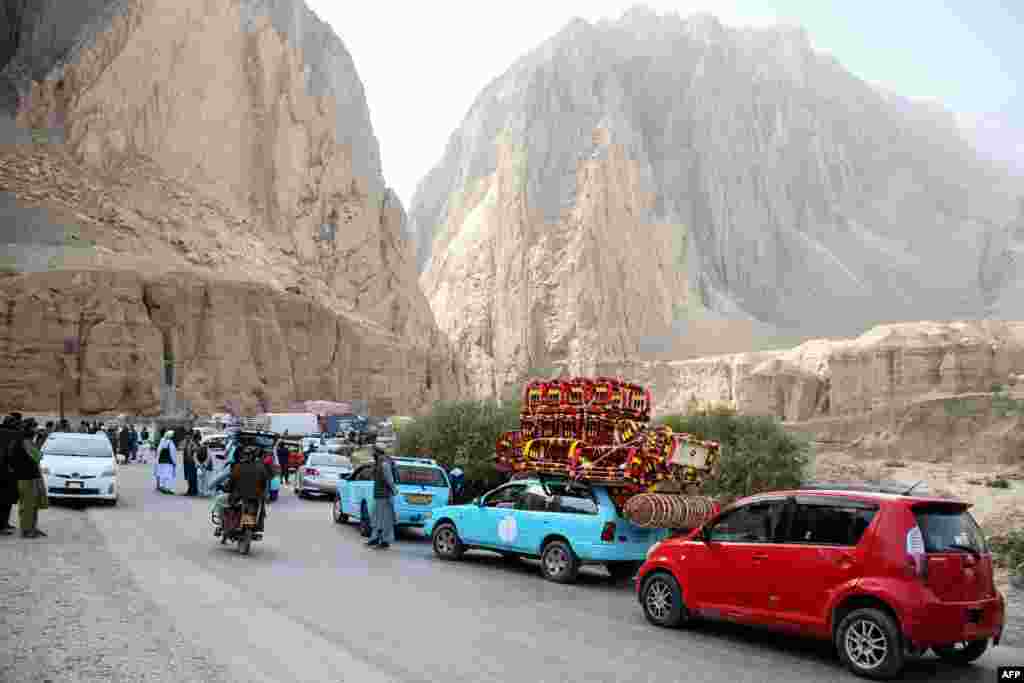 Vozila u koloni dok vozači čekaju da se ponovo otvori autoput, nakon zemljotresa u Tang-e Tashkurganu u okrugu Khulm u provinciji Samangan 3. novembra 2025. godine.