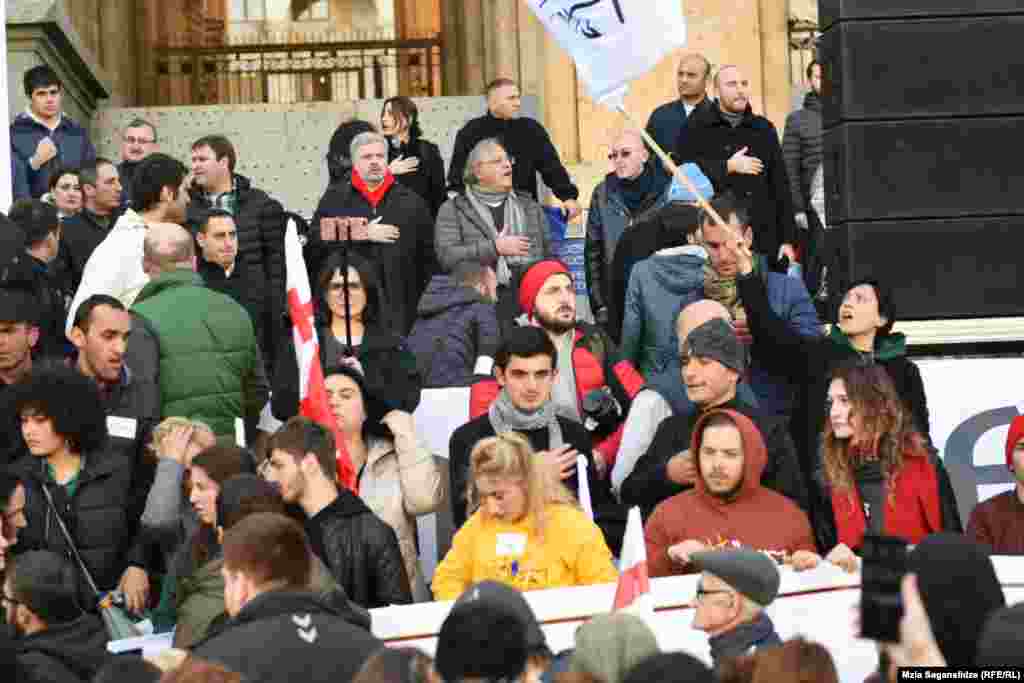 აქციაზე საქართველოს სახელმწიფო ჰიმნს ასრულებენ.