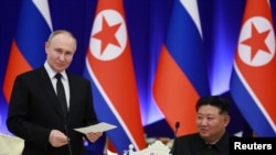 Držani prijem u Pjongjangu, glavnom gradu Sjeverne Koreje, priređenom u čast gosta Vladimira Putina, predsjednika Rusije. Severnojkorejski lider Kim Jong Un sluša Putinov govor (19. jun 2024.)
