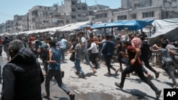 Palestinci bježe nakon izraelskog napada u gradu Gazi, 1. juni 2025.