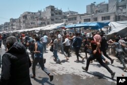 Zeci de oameni fug în urma unui atac israelian în orașul Gaza, 1 iunie 2025.
