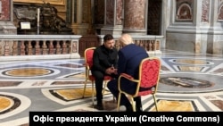 Президент США Дональд Трамп и президент Украины Владимир Зеленский на встрече в Ватикане, (фото опубликовано Офисом президента Украины)