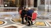 Președintele Ucrainei, Volodimir Zelenski, și cel al SUA, Donald Trump, într-o discuție privată la Vatican.
