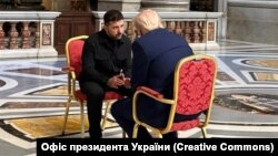 Президентите на Украйна Володимир Зеленски (вляво) и на САЩ Доналд Тръмп разговаряха 15 минути насаме във Ватикана, 26 април 2025 г.