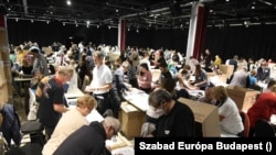 Számolják az előválasztás első fordulójának szavazatait 2021. szeptember 29-én