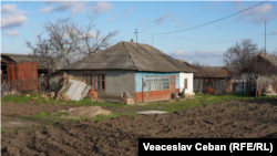 O casă din satul Varnița, raionul Anenii Noi, unde au loc deconectări de energie electrică. Localitatea urmează să fie conectată la rețelele electrice ale Premier Energy.