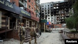 Patrulă ucraineană pe străzile de la Pokrovsk, la 21 mai 2025.