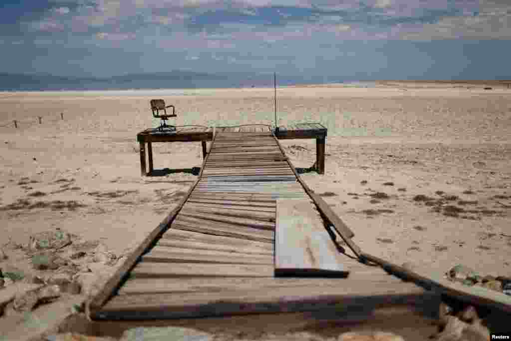 A Salton-tó egy sekély, sós, lefolyástalan tó a Colorado-sivatagban. Egykor a víz egészen eddig a stégig ért, ma már jóval távolabb húzódik a partvonal.