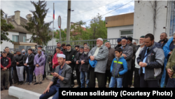 Крымскотатарские активисты у здания подконтрольного России Крымского гарнизонного военного суда, 18 мая 2021 года