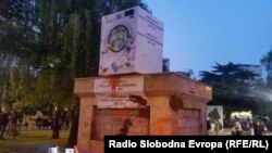 Архивска фотографија, Анти-владини протести во Скопје. Споемник пералница за пари.