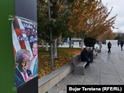 Posteri sa natpisom "Učinimo Kosovo ponovo velikim" i portretima Donalda Trumpa i Richarda Grenella u Prištini, novembar 2024.