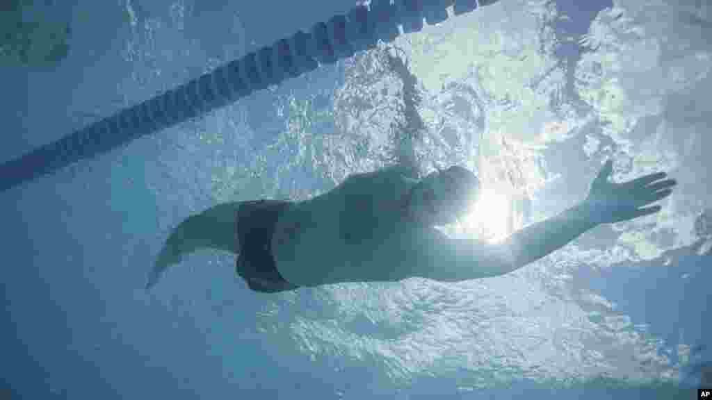 Olekszandr Dasko edzés közben. A 28 éves férfi az orosz invázió kezdetén csatlakozott a hadsereghez. 2023 júniusában egy akna robbant fel a közelében, és a repeszek szétroncsolták a térdét. A rehabilitáció során az úszás, ahogy mondja, az a tevékenység lett, amely megnyugvást hoz számára. A Boszporusz átúszása pedig igazi motivációvá vált neki: „Ha nem csinálok semmit, visszacsúszok a sérülés utáni állapotba – depresszió, apátia, az érzés, hogy az amputáció győz. De amikor valami ilyesmi megjelenik az utamban, az felráz – hogy éljek, haladjak előre, másokat motiváljak.”