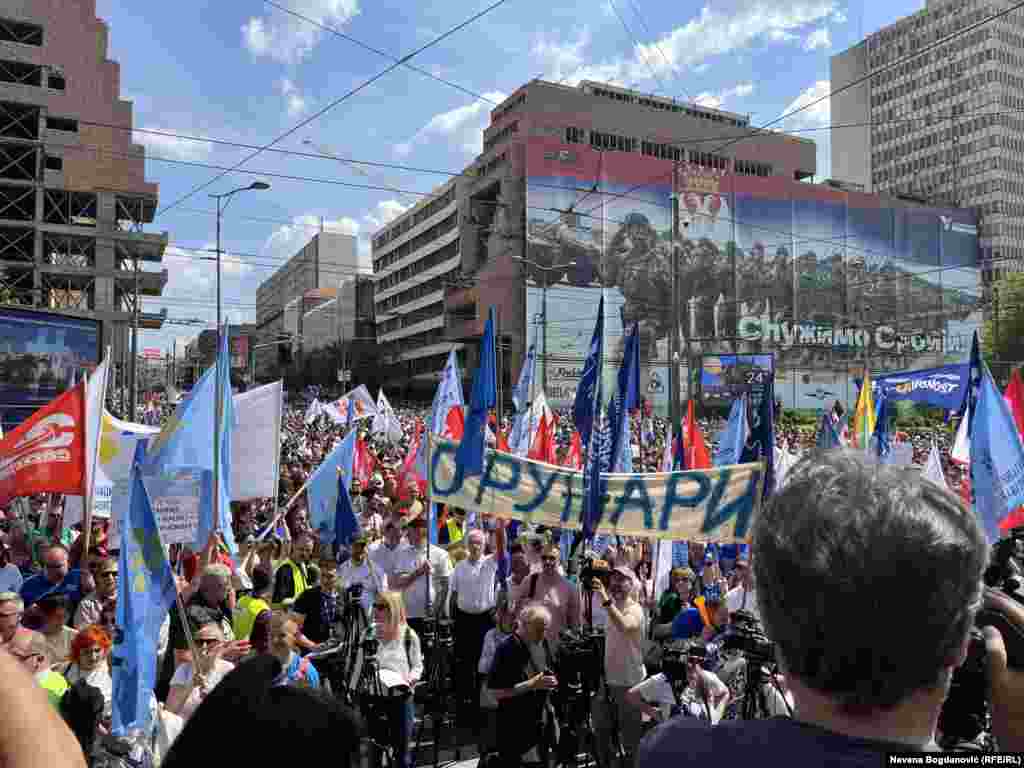 Studentë dhe sindikalistë duke protestuar në Beograd, Serbi.