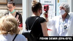 Sarajevo, provjera temperature ispred bolnice