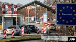 Disa makina duke pritur në kufirin mes Danimarkës dhe Gjermanisë për kontrollin e dokumenteve.