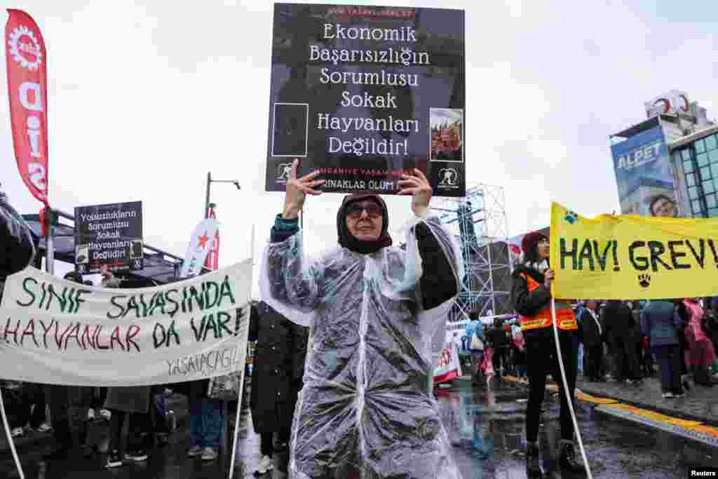 Një grua në Stamboll duke protestuar për gjendjen ekonomike në Turqi.