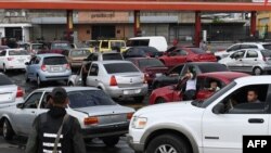 Стотици шофьори стоят в колите си в очакване на цистерна