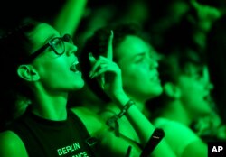 Vizitorët e festivalit muzikor Exit kërcejnë në njërën nga skenat në Novi Sad, Serbi, më 8 korrik 2021.