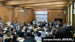 Učesnici antivladinog protesta u Novom Sadu sklonili su se u amfiteatru Prirodno-matematičkog fakulteta, 5.9.2025.