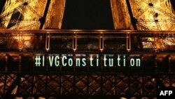 Un mesaj prin care dreptul la avort este garantat de Constituția franceză a fost proiectat pe Turnul Eiffel după ce parlamentul francez a votat includerea în Legea Fundamentală a acestui drept - Paris, pe 4 martie 2024.