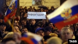 Pro-ruske demonstracije ispred administrativnih vlasti u Sevastopolju 6. mart 2014.