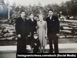 Ребенок в центре – дедушка Лии