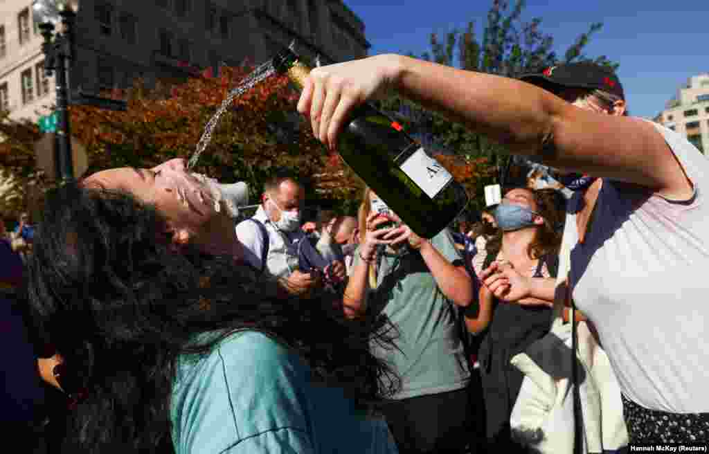 Pezsgőnyitás Washingtonban, a Fehér Háztól nem messze, helyi idő szerint november 7-én délelőtt.&nbsp; &nbsp;