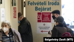 Oltásra váró idős emberek a Magyar Honvédség Egészségügyi Központ székhelyén, Budapesten 2021. február 5-én