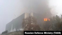 Primăria din Almatî, incendiată în timpul protestelor, 5 ianuarie 2022.