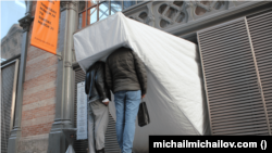 Двама посетители на изложбата на Михайлов в Париж.