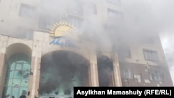 ალმათის ბიზნეს-ცენტრი, სადაც ყაზახეთის მმართველი პარტიის ოფისი მდებარეობს. 2022 წლის 5 იანვარი