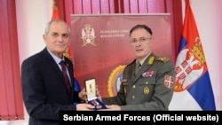 Milan Mojsilović (D) uručuje spomenicu Vinku Pandureviću, Beograd, 30. decembar 2021.